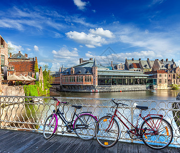 桥 自行车和运河 根特 贝尔盖恩经济遗产联盟房子陆运荷卢日光运输建筑风景背景图片