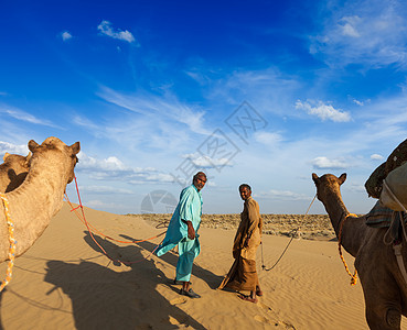 在Thar deser的沙丘中 两名骆驼骑手骆驼司机反刍动物沙漠异国旅行风景旅游航程男人观光运输图片