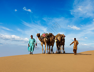 在Thar deser的沙丘中 两名骆驼骑手骆驼司机航程运输情调旅行男性冒险男人反刍动物沙漠旅游图片