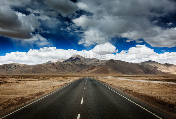 喜马拉雅山高山平原上的道路小路地平线沥青天空视野运输旅行柏油山脉马路图片