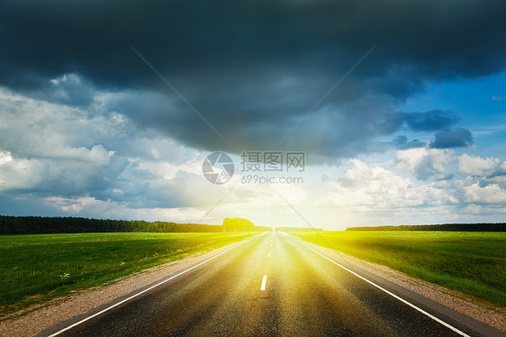 道路和风暴的天空概念天气风暴云云景编队前线暴风云乡村小路驾驶图片