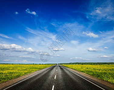 开阔的泉草地道路太阳游客天气田园风光航程场地小路旅行活动图片