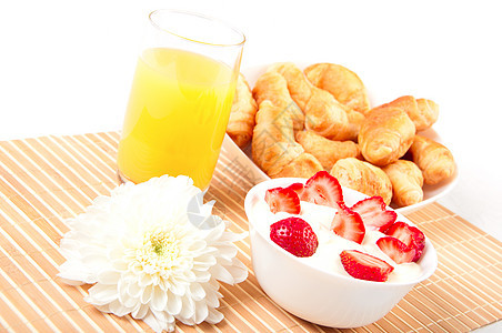早餐加浆果 橙汁和羊角面包盘子杯子玻璃酒店房间食物糕点果汁翠菊桌布图片