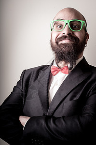 风趣优雅的长胡子男子绿色男人商业眼镜领带夹克男性红色秃顶商务图片