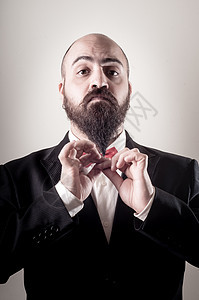 摸胡子的长胡子人 很风趣 优雅和留胡子男子胡须男性人士表情夹克领带商业红色男人秃顶图片