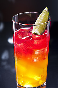 龙舌兰太阳升起鸡尾酒夜生活乐趣热带冰块柠檬汁派对饮料水果调酒师立方体图片