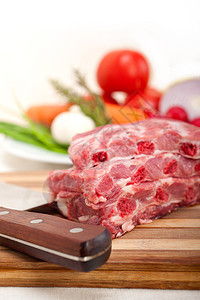 切新鲜猪肉肋排和蔬菜厨房营养食谱味道肋骨屠夫食物美食草药市场图片