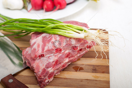 切新鲜猪肉肋排和蔬菜屠夫市场营养厨房味道美食猪肉工作室杂货店草药图片