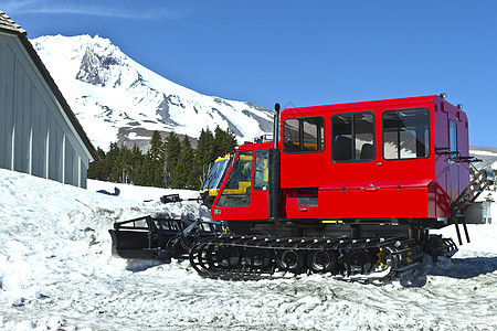 俄勒冈州山林小屋的雪犁树木风景重负滑雪旅游机械胜地建筑休闲地标图片