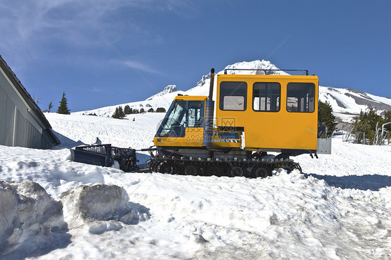 俄勒冈州山林小屋的雪犁树木滑雪风景胜地机械旅游重负地标休闲建筑图片