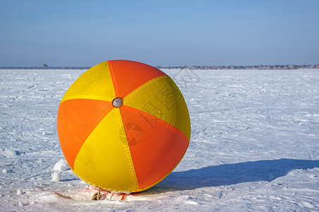 雪地上的圆球图片