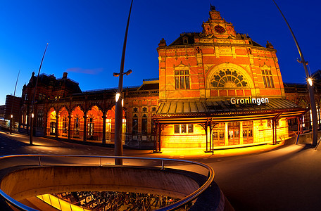 黄昏时格罗宁根中央车站车站火车站文化蓝色景观自行车火车铁路传统建筑图片
