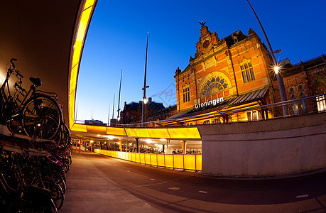 格罗宁根中央车站为自行车提供地下停车场图片