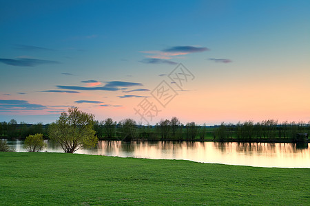 荷兰Ijssel河上平静日落图片