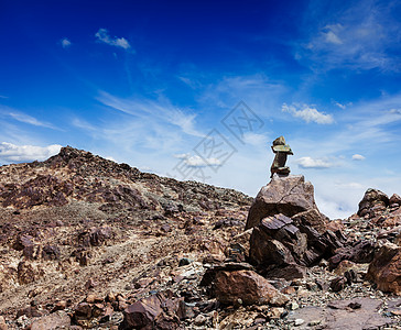 易经风水Zen 平衡的石头堆风景天空禅意花岗岩石头巨石鹅卵石岩石山脉卵石背景