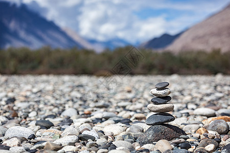 Zen 平衡的石头堆岩石风水冥想金字塔花岗岩山脉风景卵石专注鹅卵石图片
