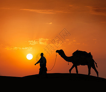 Cameleer骆驼司机和骆驼在Thar沙漠的沙丘情调骆驼夫沙漠冒险航程日落风景男人运输男性图片