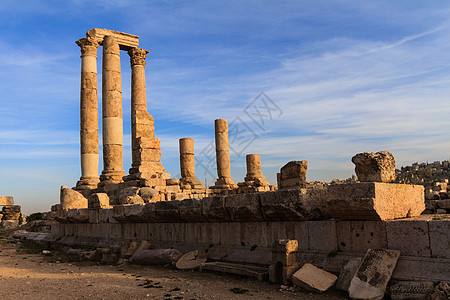约旦AlQasr工地安曼Citadel的大力神寺岩石古董晴天纪念碑大力士建筑柱子废墟石头天空图片