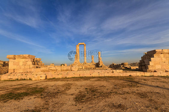 约旦AlQasr工地安曼Citadel的大力神寺天空柱子寺庙建筑学纪念碑古董遗迹地标宗教首都图片