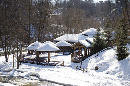 冷冻的河湾水 木屋木屋 屋顶雪图片