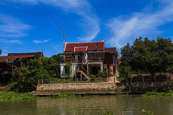 沿河的泰国传统住房 与自然和自然共同生活历史建筑建筑学反射风俗小屋吸引力城市文化运河图片