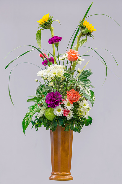 在花瓶中的花朵花束图片