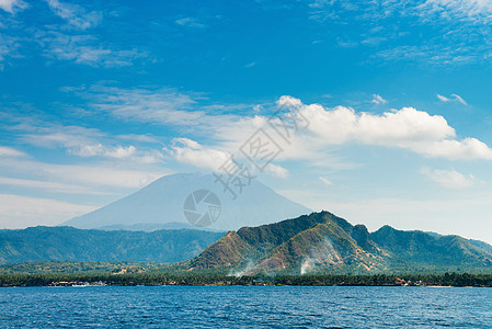 岛屿和海洋上大火山上升风景天空热带岩石叶子土地边界爬坡森林草地图片