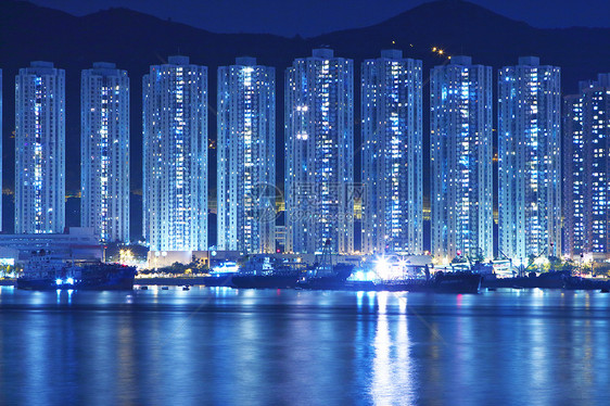 晚上在香港的公寓楼大楼城市建筑学景观血管青衣住宅反射市中心商业天空图片