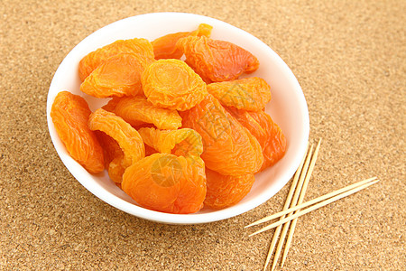 带牙签的干杏仁白色宏观纤维饮食甜点熟食美食橙子桌子小吃图片