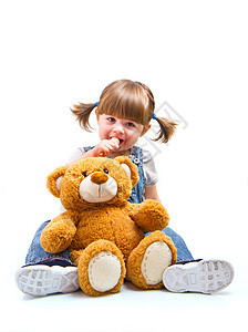 可爱的小孩女孩拥抱泰迪熊动物白色乐趣儿童幸福女士孩子微笑女性眼睛图片