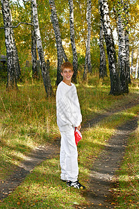 秋季森林中的男孩青春期男性微笑学生夹克青少年时代牛仔裤环境阳光图片