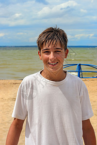 青少年在海滩上童年天空微笑幸福漂流生活皮肤孩子头发海岸线图片