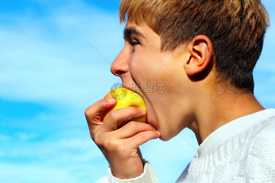 男孩吃苹果甜点少年夹克水果青少年食物男性阳光快乐天空图片