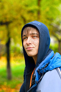青少年肖像树木青春期幸福公园头发男性快乐森林青年季节图片