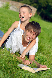 少年和有书的小孩头书空地晴天朋友们快乐兄弟男性喜悦夫妻青少年图片