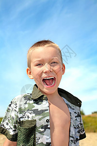 喊叫的孩子男生惊喜乐趣侵略白色牙齿青春期嗓音尖叫男性图片
