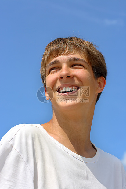快乐的少年头发幸福青年晴天青少年阳光蓝色天气男性生活图片