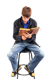 有旧书的青少年衬衫文化大部圣经牛仔裤小说男性学生男人热情图片