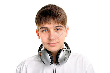 有耳机的青少年男生倾听者微笑白色头发黑发棕色衬衫青年男性图片