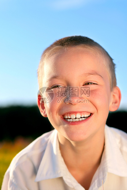快乐的男孩衣服幸福阳光牙齿童年男生金发微笑男性蓝色图片