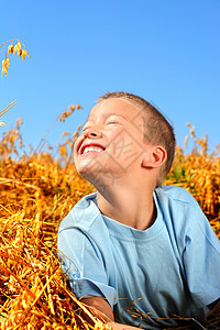 快乐的男孩孩子孩子们阳光幸福童年小伙子草地收成男性青少年图片