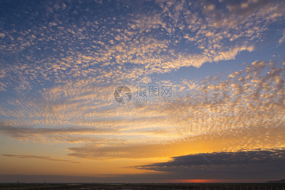 云雾日出蓝色天气环境日落天空草地风景地平线阳光农村图片