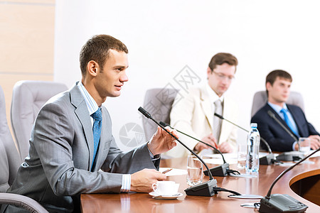 商务人士的肖像经理团体瓶子男人成人老板麦克风讨论男性会议图片