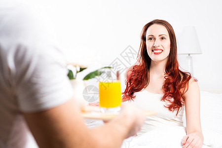 男人把他女朋友的早餐带到床上来闲暇酒店黑发男朋友丈夫休息室卧室杯子果汁成人图片