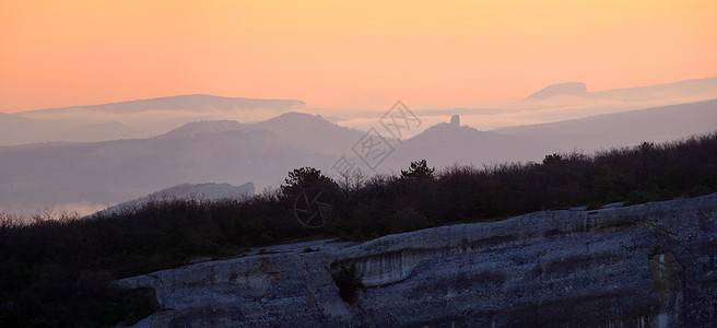山上的日出 岩洞城艾斯基凯门环境远射精神多云拍摄薄雾图片
