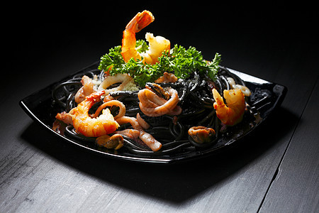 黑意面加海鲜大虾沙拉面条美食桌子香菜午餐盘子乌贼蔬菜图片