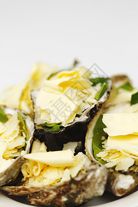含奶酪和烤肉的牡蛎蔬菜营养草本植物食物贝类盘子饮食美食香料海洋图片