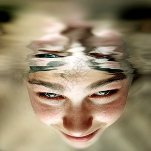 在水面下想像力水池溺水孩子训练波浪液体潜水眼睛游泳图片