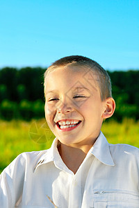 快乐的男孩天空孩子金发小伙子阳光幸福衬衫童年男生男性图片