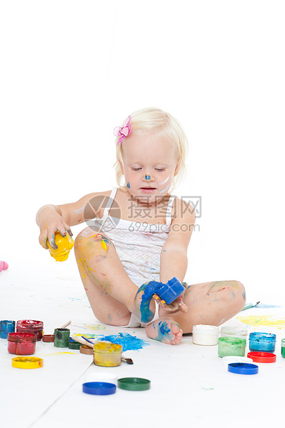 带着亮色睡在床上的小女孩艺术手指画笔闲暇微笑童年教育油漆白色婴儿图片